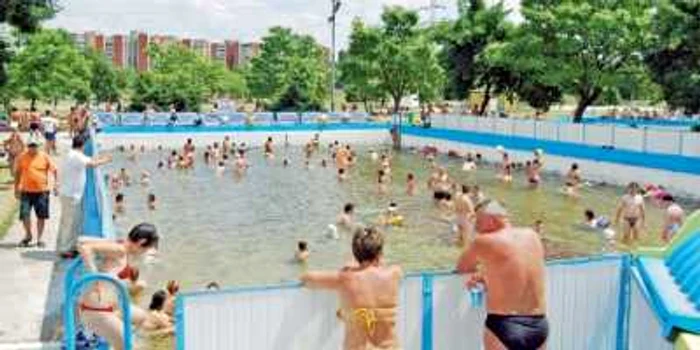 Bazinul în care s-a înecat fetiţa de 7 ani a fost ieri plin de oameni   