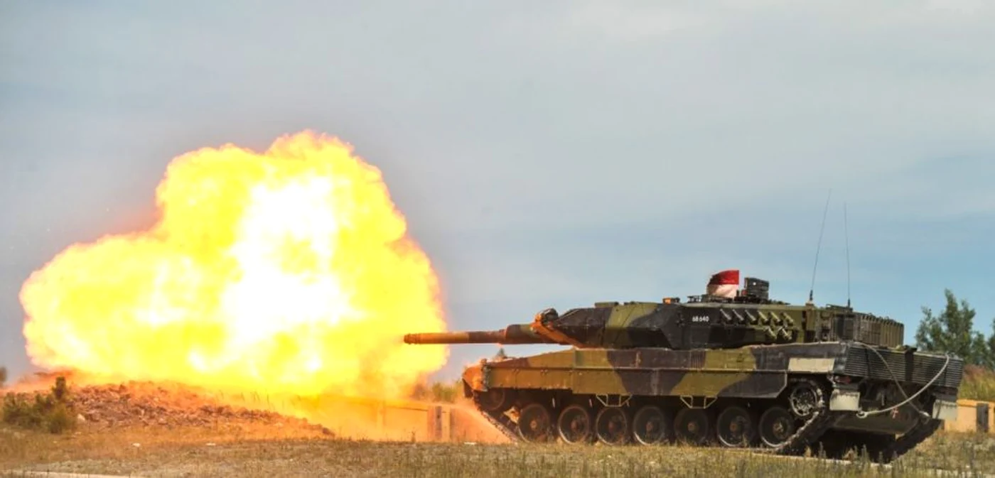 Un tanc Leopard 2 la o tragere cu muniţie reală în cadrul unui exerciţiu NATO FOTO U.S. Army / Visual Information Specialist Markus Rauchenberger