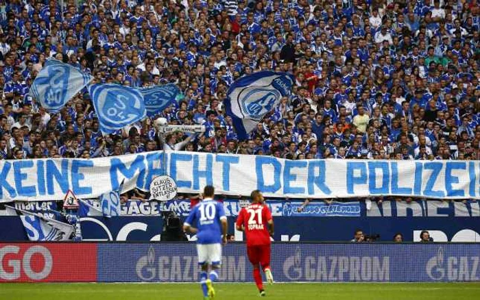 Banner afişat de suporterii lui Schalke 04, în traducere „No power to the police“ FOTO Reuters