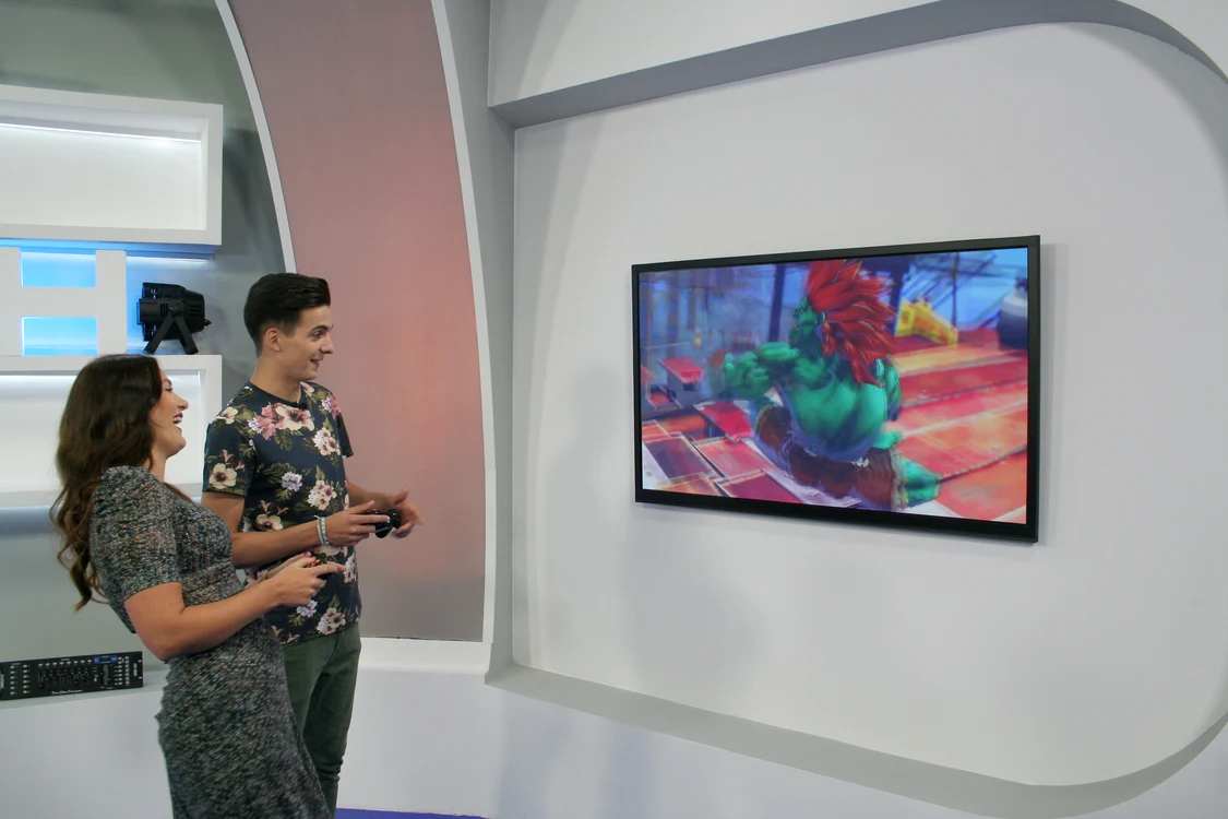 
    Laura Belecciu testează jocuri pe consolă, la "Playtech"Foto: Prima TV  
