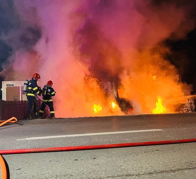 O femeie a fost găsită carbonizată după coliziunea între două microbuze care au avariat o țeavă de gaz