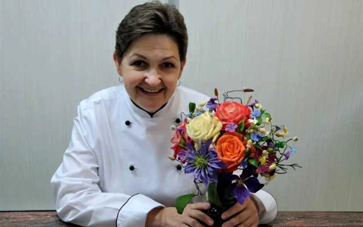 Marinela Mureşan îi învaţă pe alţii secretele florilor din zahăr FOTO: Arhivă personală