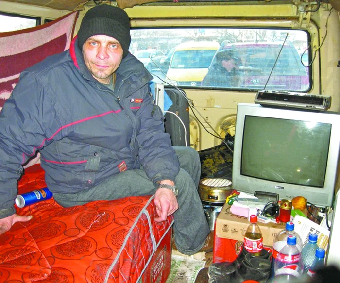 
    În dubiţă are strictul necesar:  televizor, radio, reşou, calorifer  şi saltea. Vrea să-şi facă şi un duş  