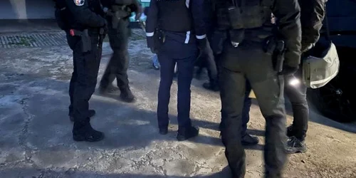 1 descinderi de amploare cu peste 100 de politisti la botosani ogari animale salbatice arme sau lesuri descoperite videofoto jpg