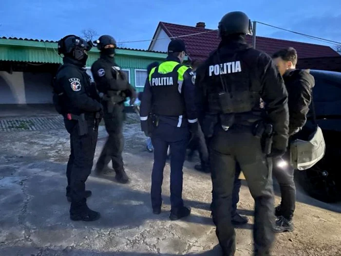 În jur de 100 de polițiști au fost implicați FOTO botosaneanul.ro