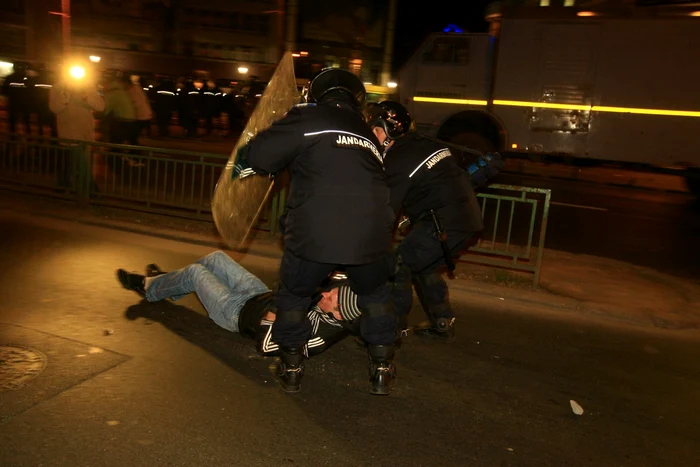 La protestul din ianuarie 2012, forţele de ordine au intervenit pentru oprirea violenţelor FOTO Adevărul