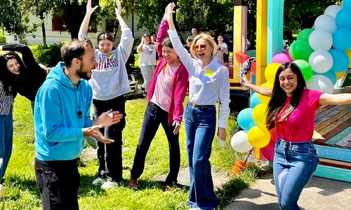 Ziua memorabilă a început cu formarea celor două echipe, a Curajoșilor și a Iepurașilor Sălbatici