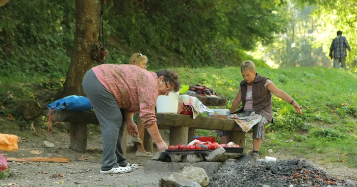 Cele două femei vin an de an să îşi facă zacusca pe grătar, în mijlocul naturii