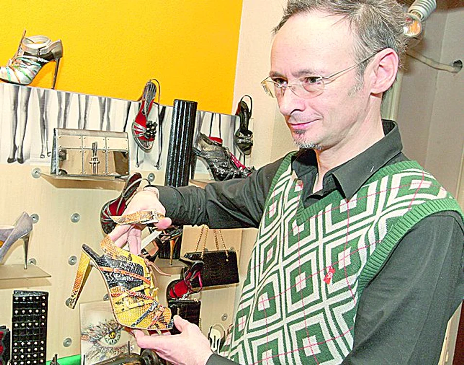 
    Designerul are  dedicate zece pagini  în prestigioasa revistă  