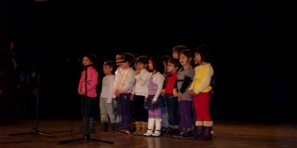 Copiii vor cânta şi dansa pe scena Cercului Militar din Ploieşti (foto arhivă Adevărul)