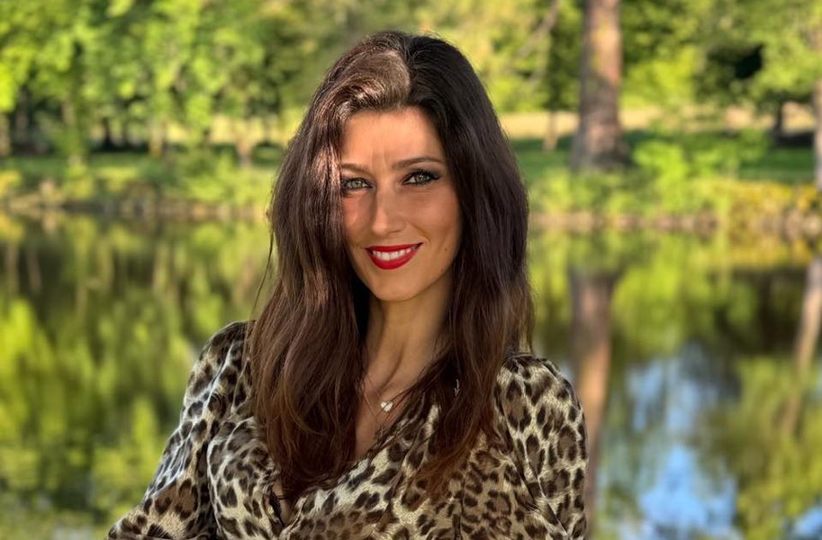 „Sunt un imbecil”. Un bărbat de 76 de ani a călătorit 760 de km pentru a se căsători cu o fostă Miss Franța, dar a fost întâmpinat de soțul ei
