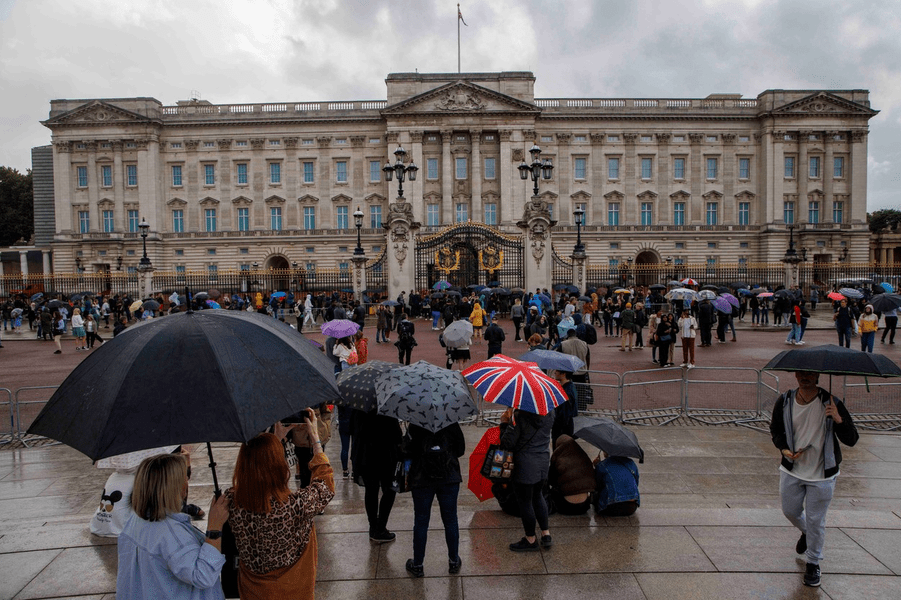 O jurnalistă BBC a scris pe Twitter că Regina a murit. Turiștii s-au adunat în fața Palatului Buckingham 