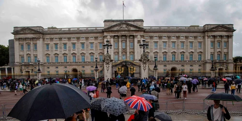 Oameni adunați în fața Palatului Buckingham FOTO Profimedia 