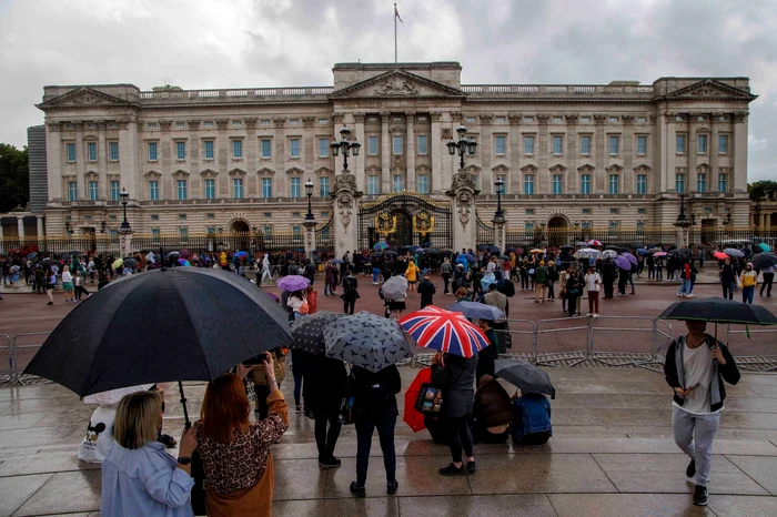 Oameni adunați în fața Palatului Buckingham FOTO Profimedia 