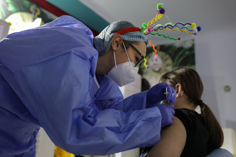 Lungimea acului la vaccinare. De ce femeile pot avea nevoie de ace mai lungi decât bărbații cu aceeași greutate