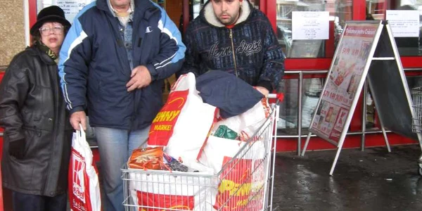 Târgoviştenii şi-au umplut până la refuz cărucioarele