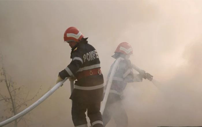 Intervenţia pompierilor a fost dificilă. (Foto arhivă)