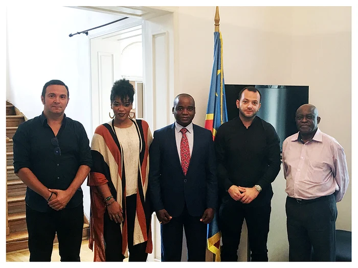 
    Daniel Buzdugan, Julie Mayaya, Dl. Bomoy Losila Nixon - Însărcinat cu Afaceri a.i., Mihai Morar, Kalenda Shimat Albert - Prim Secretar (de la stânga la dreapta)foto: Ambasada R.D. Congo  