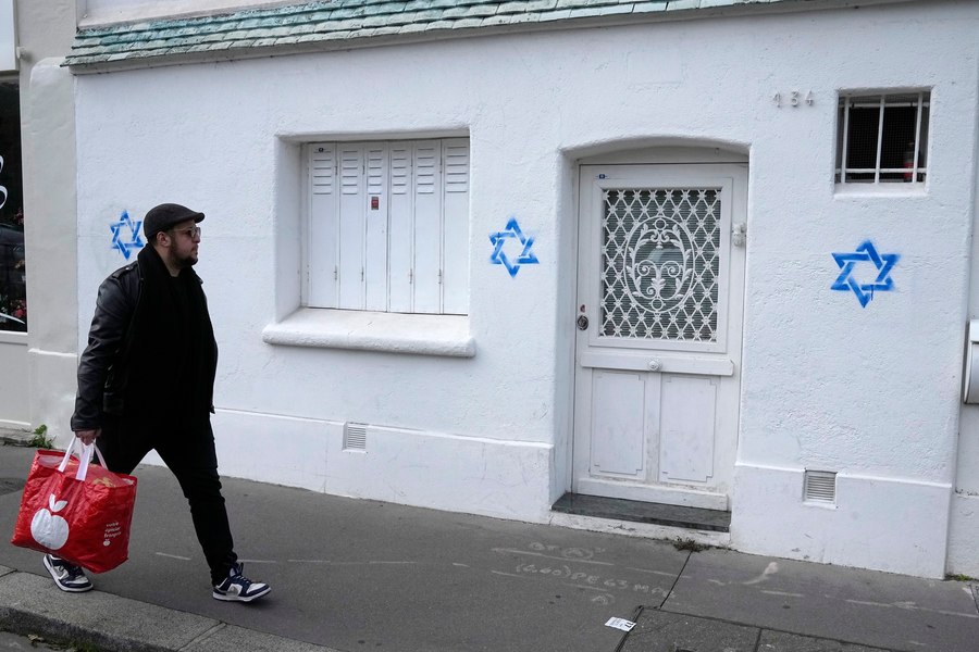 Patru cetățeni din Republica Moldova,  suspectați  că ar fi desenat Steaua lui David în Paris. Grupări ruse s-ar afla în spatele lor