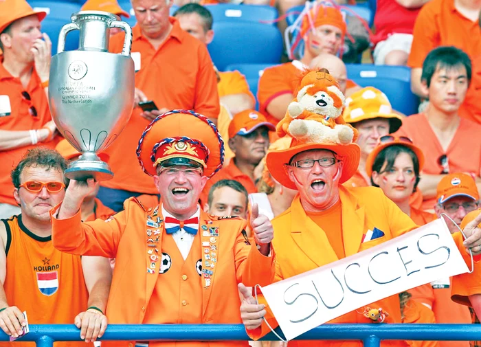 
    Fanii olandezi  şi-au adus ajutoare  de la vecinii belgieni  