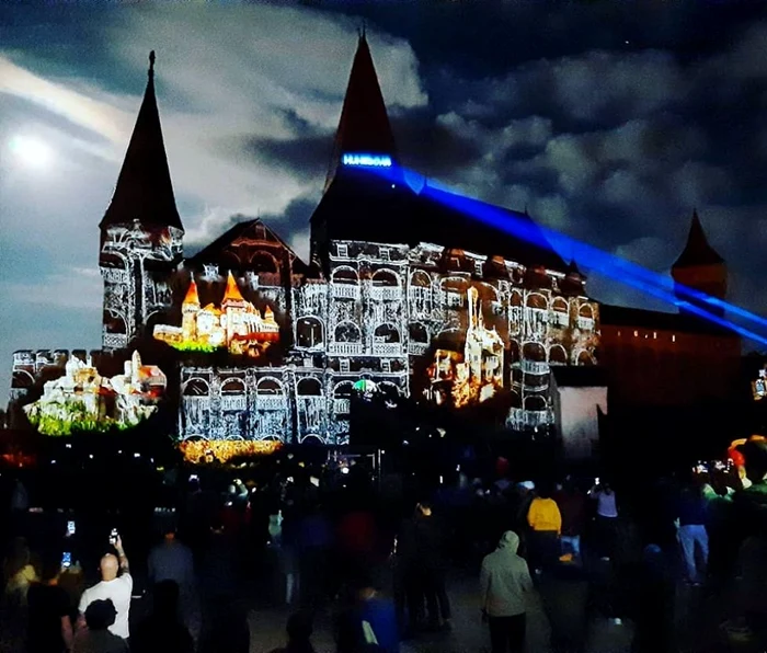 Video-mapping la Castelul Corvinilor. ADEVĂRUL.