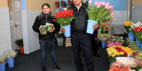 Denisa şi Ion Gândac, doi dintre membrii familiei de florari din Săcele, Foto: Bogdan Crăciun