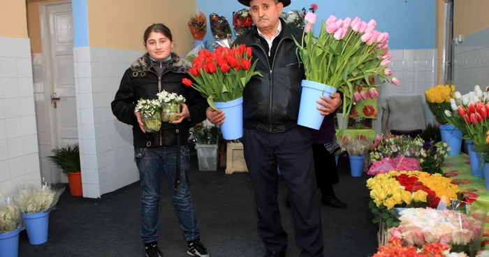 Denisa şi Ion Gândac, doi dintre membrii familiei de florari din Săcele, Foto: Bogdan Crăciun