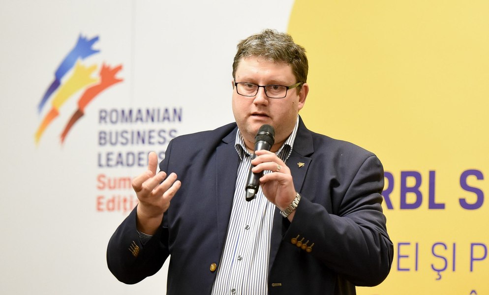 Profesor, asaltat de elevi cu ȋntrebări privind alegerile: „Curiozitatea febrilă a copiilor nu va dispărea, ea doar va fi preluată de Tik Tok şi alte spaţii vicioase”