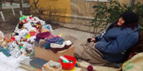 Bătrâna din Năvodari care stă în frig şi vinde lucruri împletite de ea Sursa Facebook Luiza Rosentweig