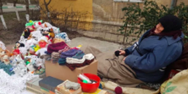 Bătrâna din Năvodari care stă în frig şi vinde lucruri împletite de ea Sursa Facebook Luiza Rosentweig