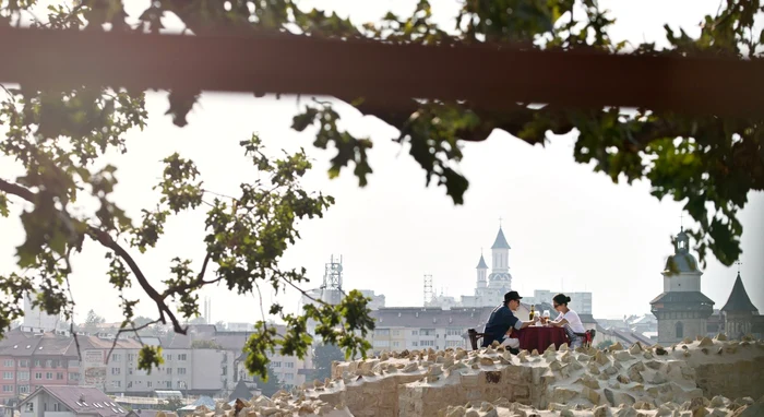 Cerere romantică în căsătorie, pe zidurile Cetăţii de Scaun a Sucevei