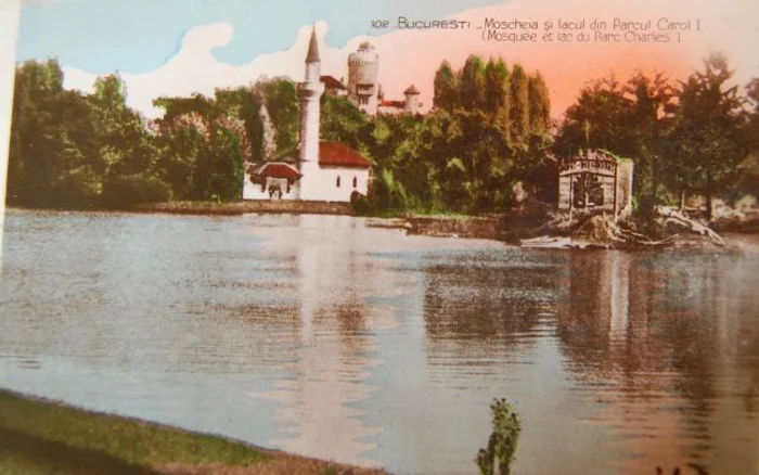 Moscheea se afla pe o insuliţă de pe lacul din Parcul Carol
