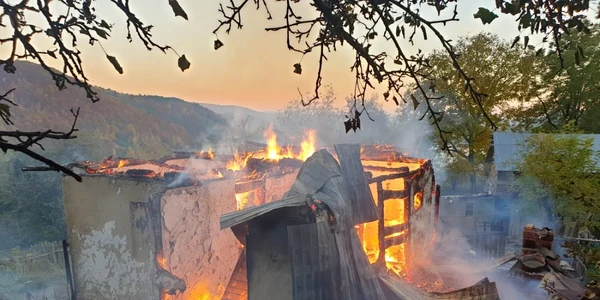 Casa din comuna Măneciu cuprinsă de flăcări
