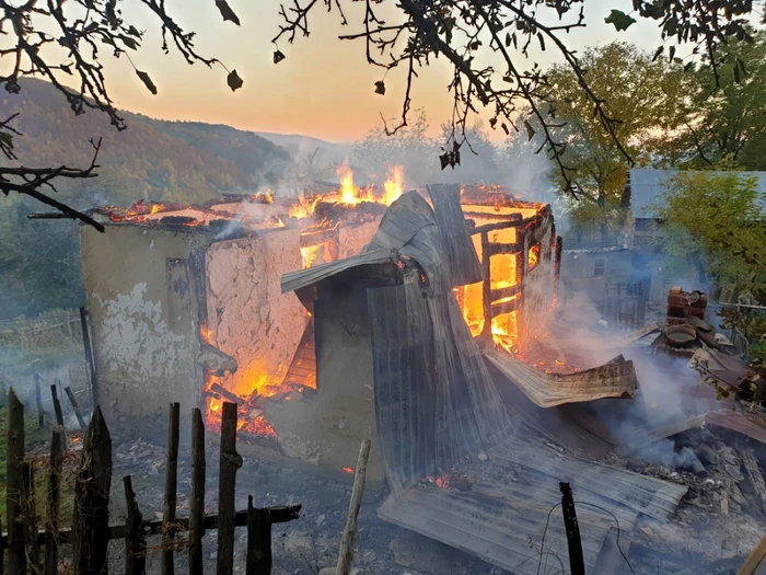 Casa din comuna prahoveană Măneciu a ars în întregime FOTO ISU Prahova