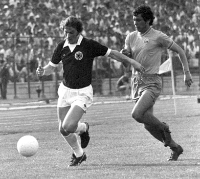 Imagine din 1975: Atacantul scoțian Kenny Dalglish (stânga) ținut sub control de Mircea Lucescu FOTO Getty Images
