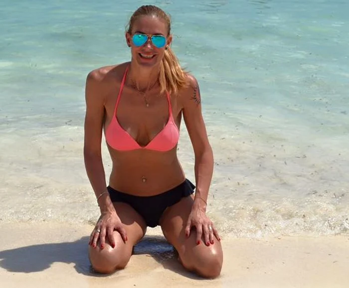 Roxana se distrează pe plaja din Bahamas