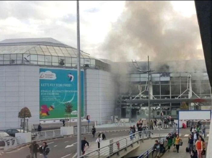 Două explozii au avut loc, marţi, pe aeroportul Zaventem din Bruxelles FOTO Twitter/ Free radio news