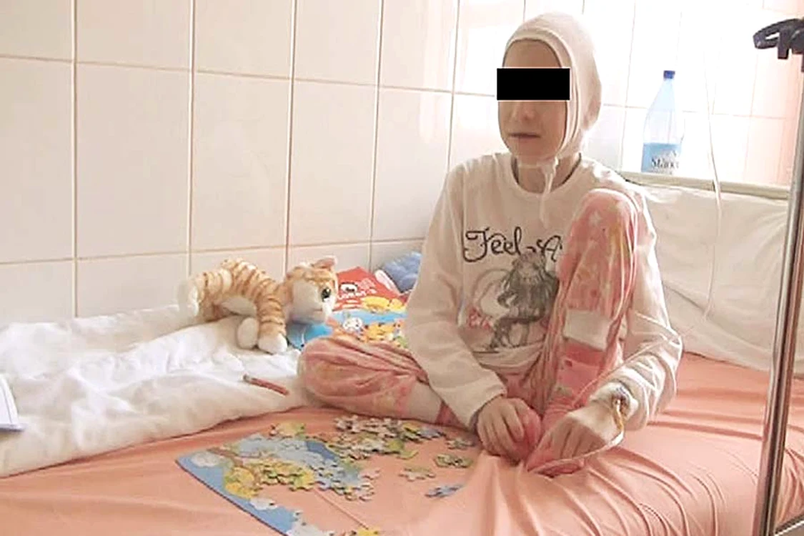 
    Adina a ajuns la spital  după ce mama ei  a hrănit-o 19 ani  doar cu lapte şi apă (FOTO:  SANDRINIO NEAGU)  