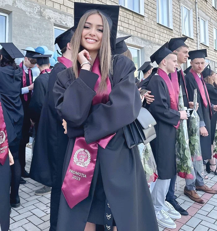 Iuliana Beregoi  a terminat Liceul  Teoretic „Alecu Russo”