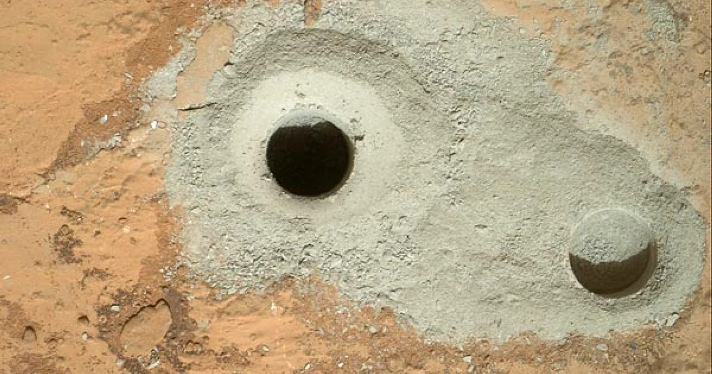 Aceasta este gaura săpată de Curiosity. În dreapta se vede o primă încercare de test FOTO NASA