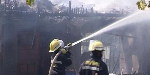 Târgovişte: Incendiul de la Dărmăneşti a pornit de la neatenţia oamenilor
