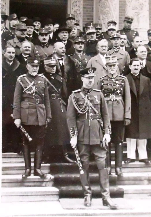În faţă,  cu baston de mareşal: Carol al II-lea (centru),  Constantin Prezan (stânga),  Alexandru Averescu (dreapta). Lângă Averescu,  politicianul Ion Mihalache (foto: Iosif Berman)
