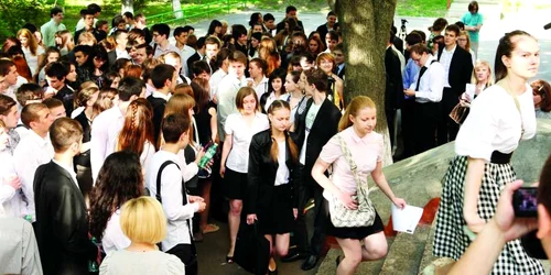 Absolvenţii spun că la şcoală au studiat mai mult gramatică. Foto: Dumitru Goncear