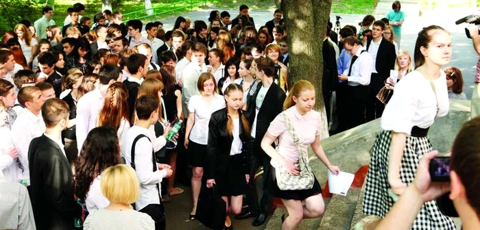 Absolvenţii spun că la şcoală au studiat mai mult gramatică. Foto: Dumitru Goncear