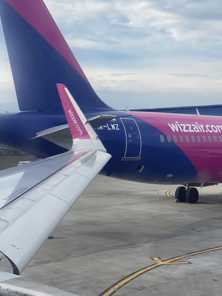 Incident șocant pe Aeroportul din Suceava: două avioane Wizz Air cu pasageri la bord s-au tamponat VIDEO