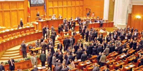 În urma revizuirii prevederilor actuale, numărul parlamentarilor s-ar putea reduce