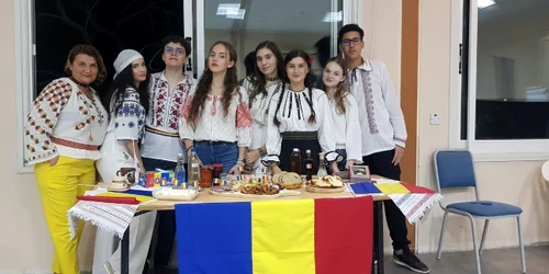Liceeni vâlceni și profesoara lor la proiectul Youth Exchange Erasmus în Cipru Foto Geanina Oprea jpg