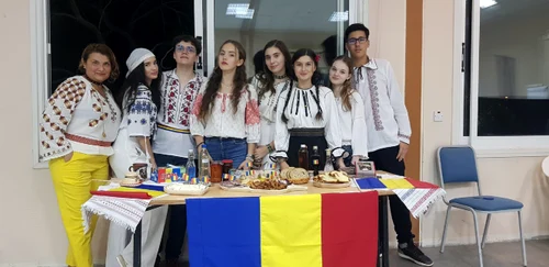 Liceeni vâlceni și profesoara lor la proiectul Youth Exchange Erasmus în Cipru Foto Geanina Oprea jpg