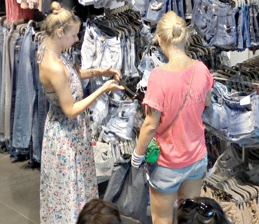 Fetele au făcut şi o sesiune de cumpărături  în magazine de lux din Bucureşti. Bianca  a fost atrasă de tricouri la preţ redus, iar  Vica de pantalonaşi scurţi