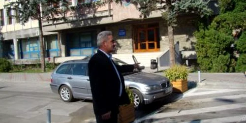 Bistriţa: Maşina unui primar accidentată de barieră -Adevărul la minut
